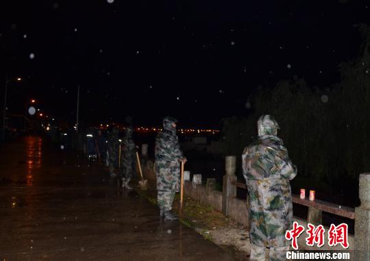 湖南桃江暴雨持续 警民彻夜坚守迎洪峰
