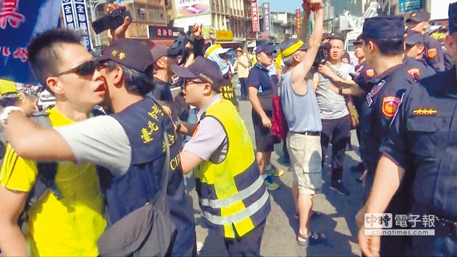 蔡英文出席军校毕业典礼，门外却被退休军人包围抗议。（图片来源：台湾《中时电子报》）
