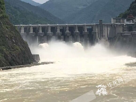 图片新闻:乌江洪水有序过境彭水 水位超警戒线1.48米