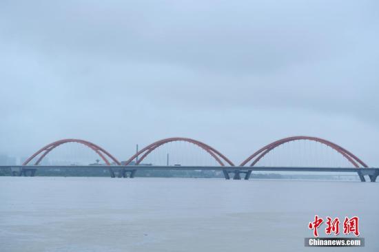 资料图：6月30日，洪水淹没了长沙三汊矶大桥大部门桥墩。 中新社记者 杨华峰 摄