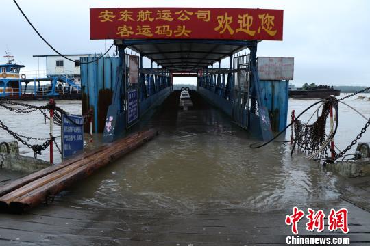 2日,位于安徽省安庆市城边的港口码头。 朱立新 摄 安徽5市降暴雨 最大雨量达207.6毫米