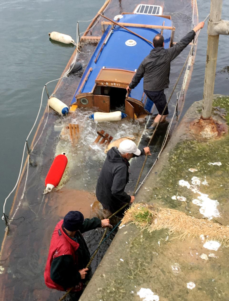 英国老人5年花费11万修复旧游艇 首次下水即沉没