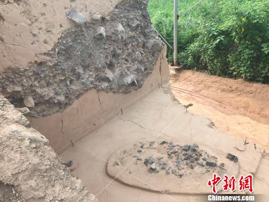 考昔人员对九龙洞遗址2016年掘客出土的2000余件石制品举行拼合，可拼合的石制品达104组，588件。　胡健 摄