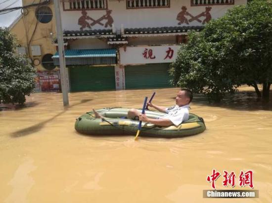 7月2日，因连日暴雨，位于珠江上游的融江河水猛涨，导致广西柳州市融水苗族自治县一半城区被泡，街道成河。蒙鸣明 摄