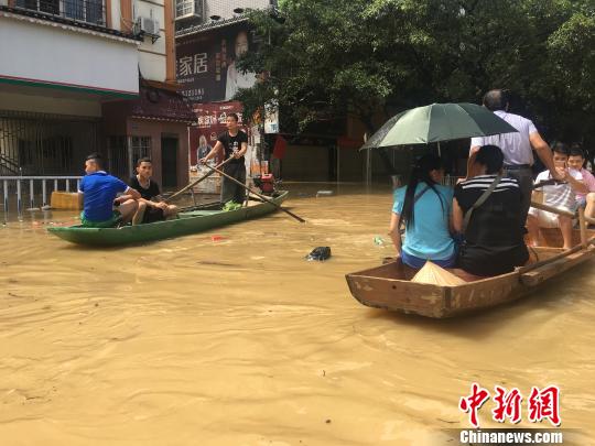 图为广西融水县遭受洪涝灾难现场。　朱柳融 摄