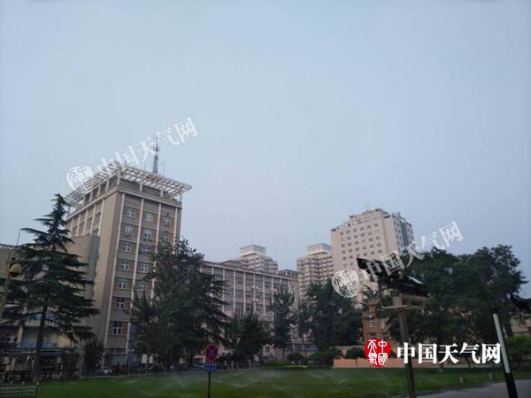 7月2日晨，北京空气湿度大有轻雾。