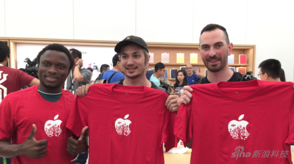 台湾地区首家Apple Store开业 赠送特别纪念版