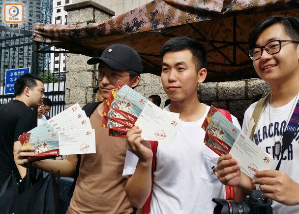辽宁舰赴港引发热潮!香港市民冒雨排队领门票