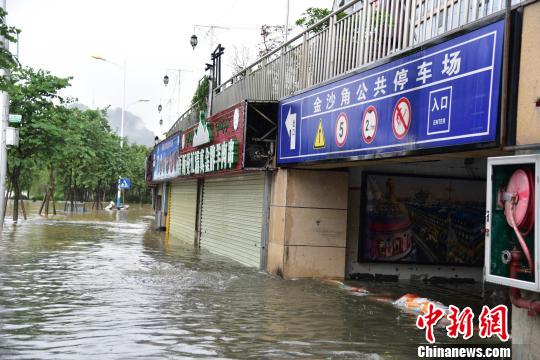 7月2日，柳州市金沙角小区负二楼的停车场被淹。　王以照　摄