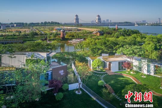 扬州依河而建集装箱主题酒店 融入自然低碳环