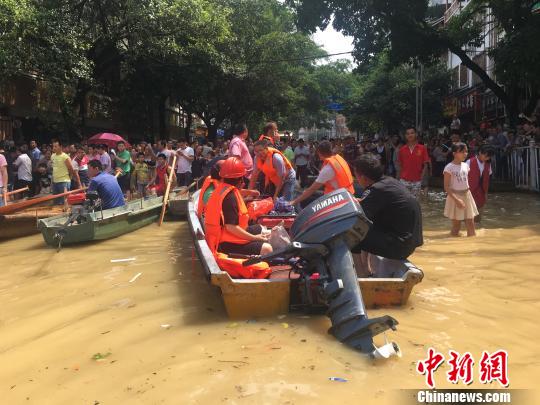 图为广西融水县城因暴雨泛起洪涝灾难，民众依赖小船或皮划艇出行。　朱柳融 摄