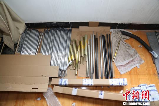 图为，制枪窝点部门制品枪管正在打包准备邮寄 王威 摄