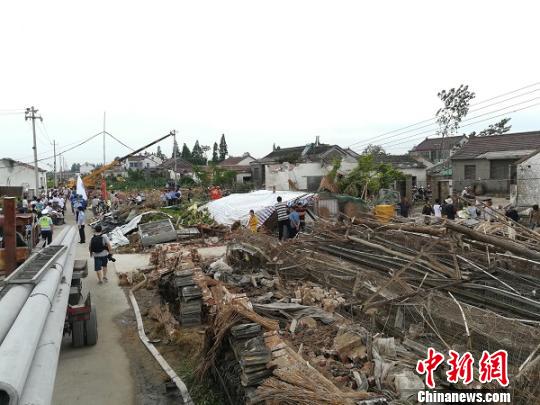 7月2日，江苏盐城东台部门镇遭受大风袭击。图为风灾后情形。　谷华 摄