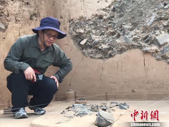 中国科学院古脊椎动物与昔人类研究所研究员、中国著名旧石器考古学家高星在九龙洞遗址石器打制营地。　胡健　摄