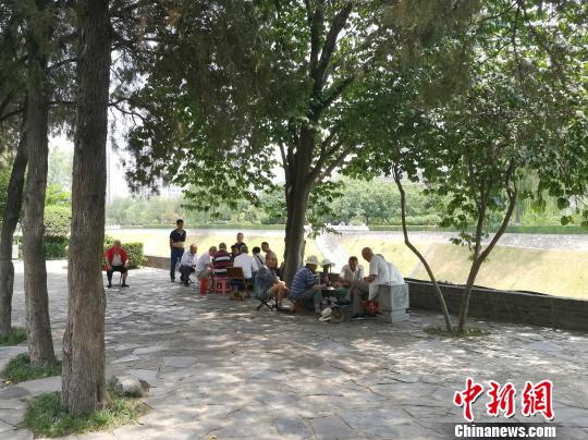 西安持续高烧不退 民众上演花式避暑