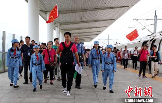 长三角首趟红色旅游高铁专列开出 创旅游+铁