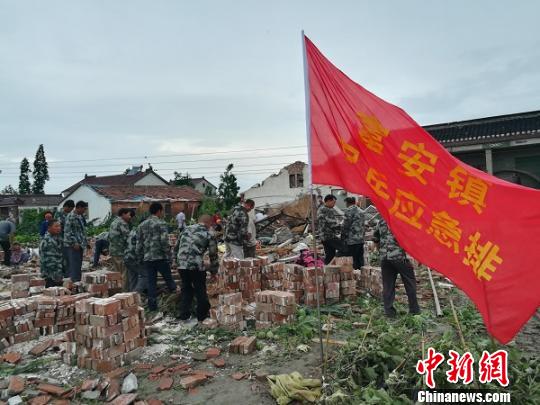 江苏东台遭雷雨大风袭击倒塌百余间房屋 正开