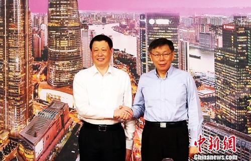7月2日，上海市市长应勇（图左）与台北市长柯文哲出席“2017上海-台北都会论坛”。中新社记者 汤彦俊 摄