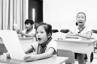 我国最南端学校开设远程教育同步课堂。6月29日，三沙市永兴学校小学生通过远程在线教育系统，与海口市滨海第九小学的同砚一起上音乐课。