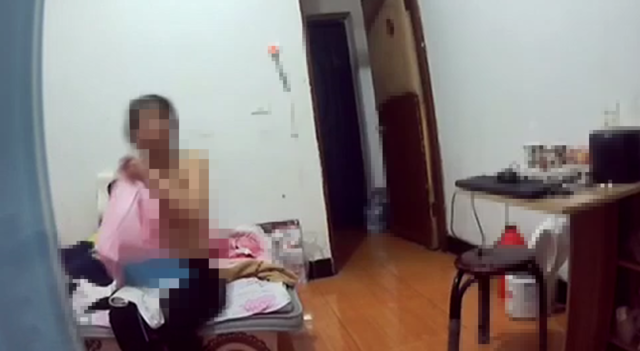 偷开别人手机摄像头免费版 早年前网上流传的被攻破摄像头记录到的画面 而用户其实是根本无法察觉的