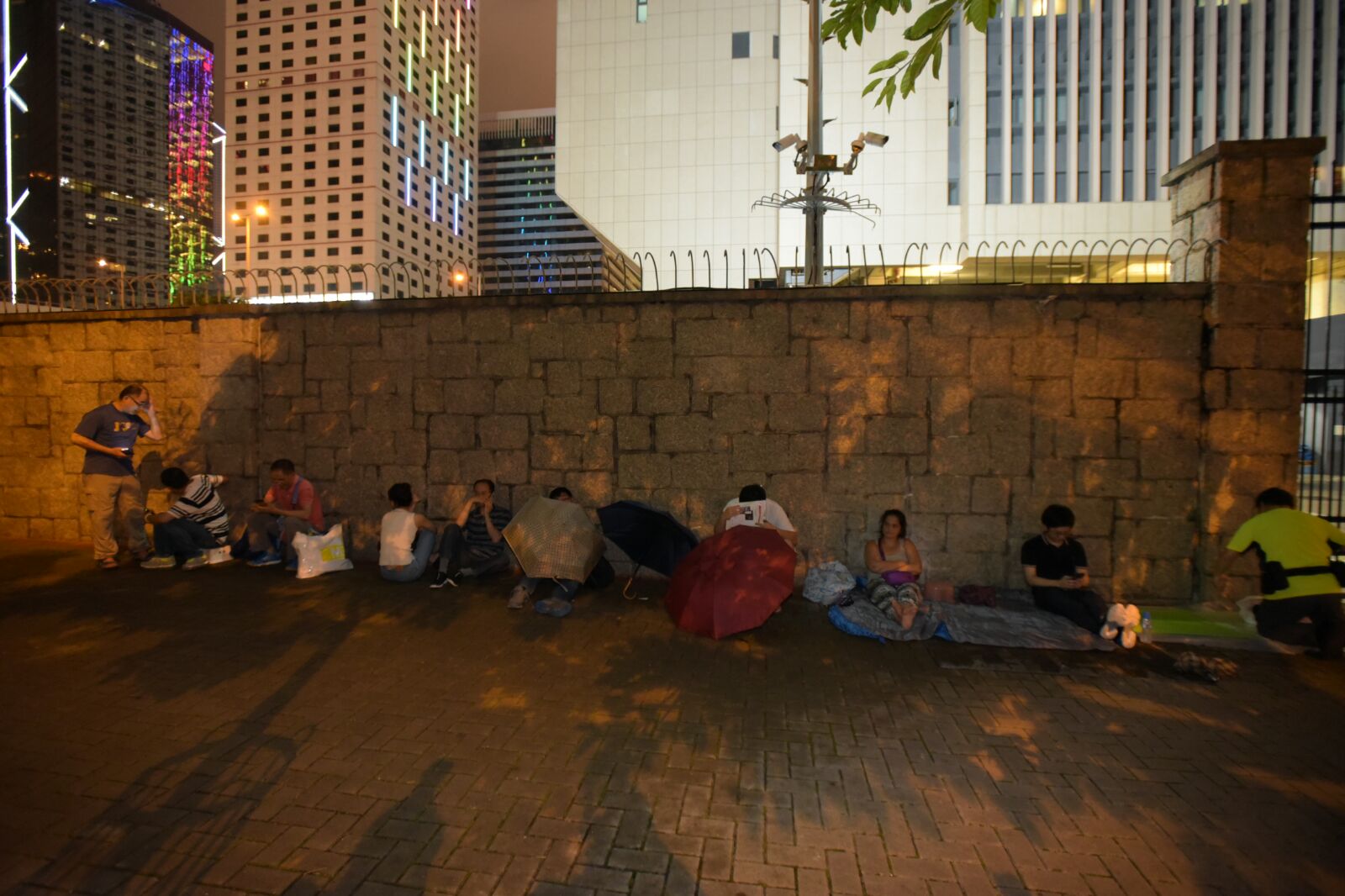 截至7月2日晚11时，已经有约20名香港市民在发放点门外准备通宵排队领票。