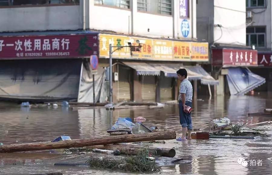 沙河市场内，商户手中拿着今天的晚餐食物，在等候前来接他的船回家。