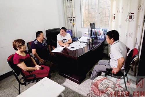 村委会成员在刘昌余办公室讨论村务