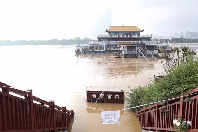  ▲7月1日12时左右，长沙市，湘江西侧一码头售票厅被河水漫过。