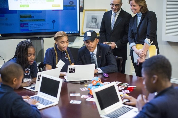 2014年计算机科学教育周，时任美国总统奥巴马与参加“编程时光”活动的中学生互动。Hadi Partovi站在他的身后