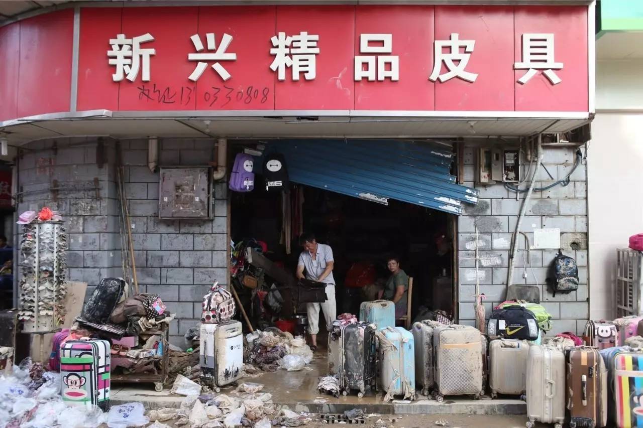 彭新怀的店在水灾中被淹，损失凌驾30万元。