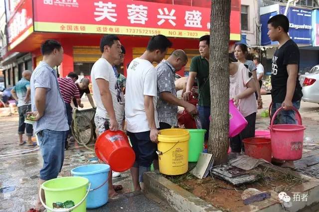 ▲7月2日17时31分，宁乡市，大面积停水停电，居民打开消防栓，自行取水。