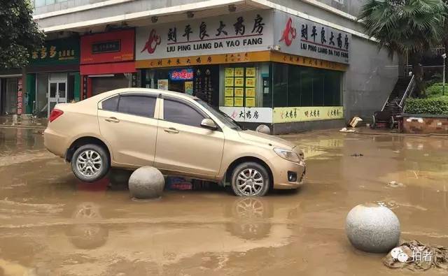 ▲7月2日11时，宁乡市，沿江路，一辆金色轿车被洪水冲上了路边的石墩。1日，这里的水位达到4米多。