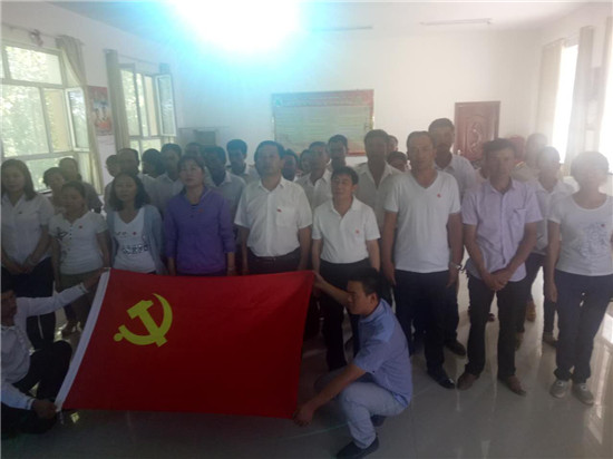 新疆轮台县阿克萨来乡牧业村工作队与全疆同步