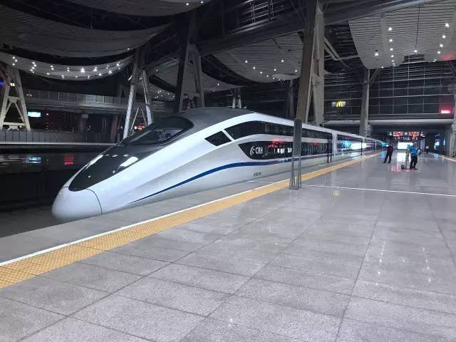 由中车青岛四方机车车辆股份有限公司在既有crh2e卧铺动车组基础上