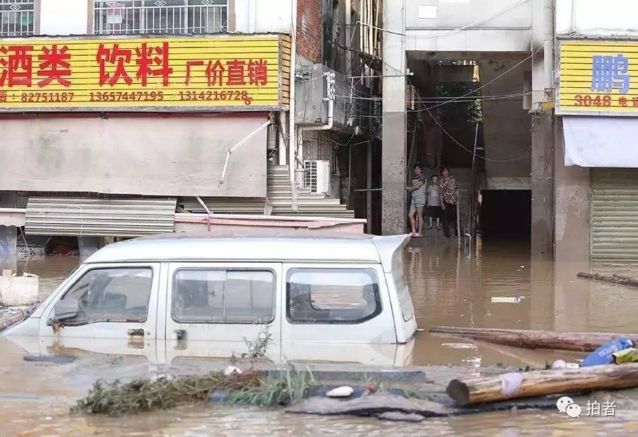  7月2日下战书沙河市场内，在楼道上等候家人运送物品的眷属。