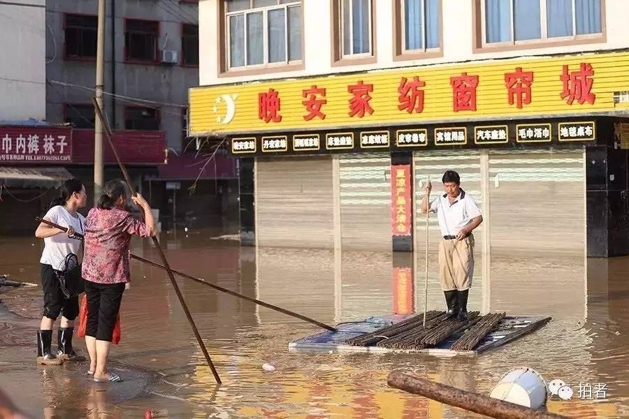  7月2日18时，宁乡市沙河市场内，很多商户上午5时开始自救，打捞水中的建材，力图尽可能地减少损失。