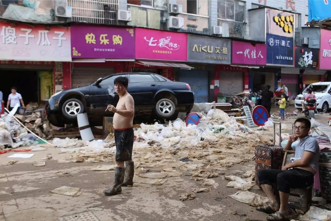 7月2日，被水打击后的街道，据商户先容其时水位到达五米深。