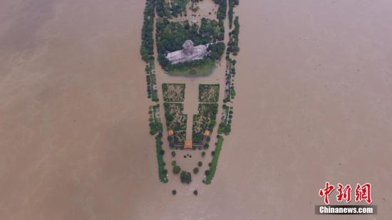 图为长沙橘子洲旅行台被淹。中新社记者 杨华峰 摄