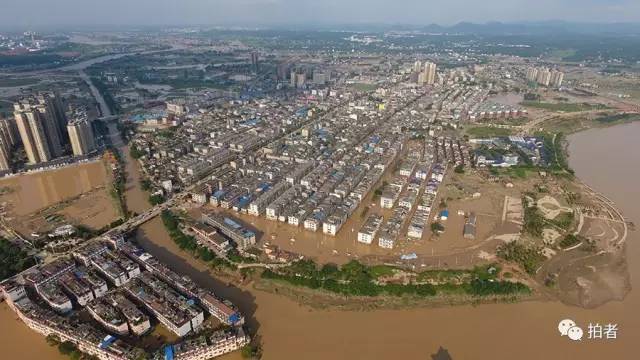  ▲7月2日16时左右，宁乡市，城区部分住户和宁乡沙河市场被洪水浸泡，大部分地区处于停水停电的状态。