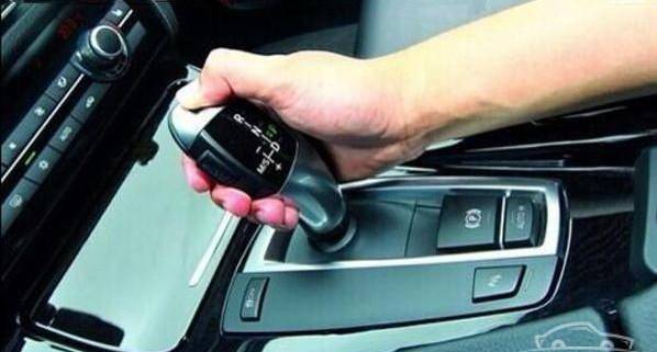 停车先挂挡还是先拉手刹，我来告诉你答案！