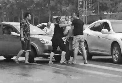 交通事故双方起争执女子怒摔抱娃母亲|交通事