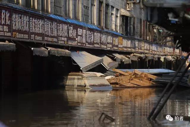 ▲7月2日18时09分，宁乡市，沙河市场内，被水浸泡的货车和建材。当时的水位达到5米深，车上还有洪水留下的印记。