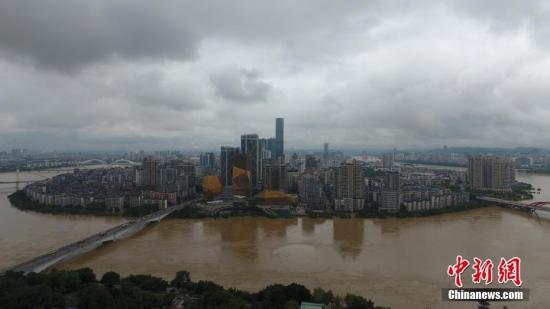 7月3日，因受连日暴雨影响，广西柳江河柳州段泛起超警戒水位。洪水导致沿江低洼地带被淹，柳州出现洪水围城的情景，都会在洪水中犹如孤岛。王以照 摄