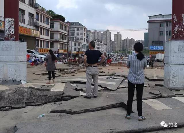  ▲ 7月2日18时58分，宁乡市，沙河市场的路面被洪水打击后，叠加在一起。