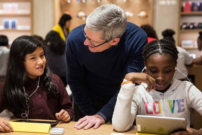 苹果CEO，在纽约的一个Apple Store里，和一名参加Code.org课程的三年级学生交谈