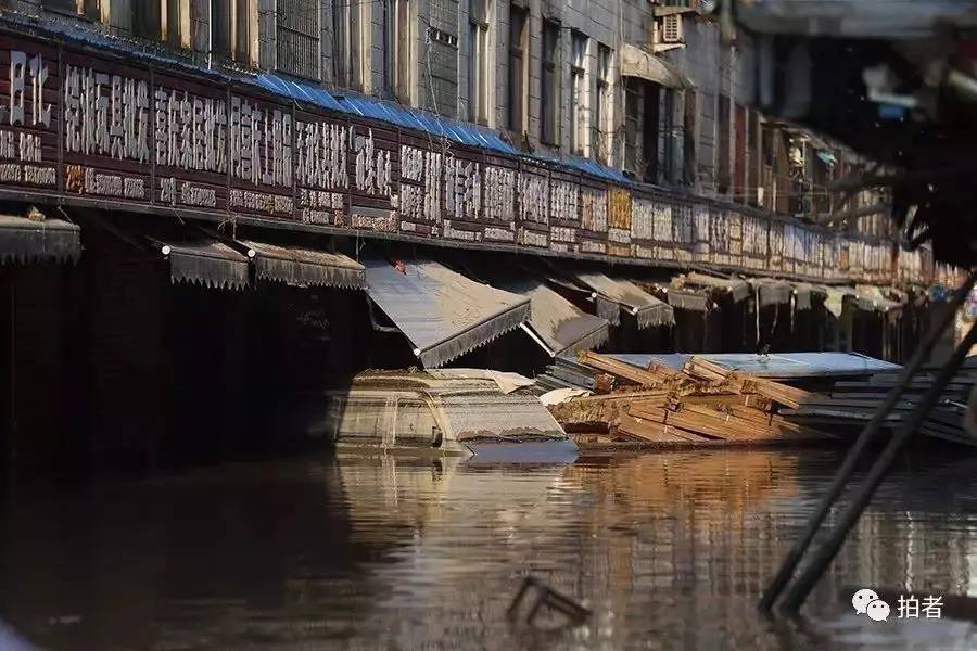  7月2日下午18时09分，宁乡市，沙河市场内，被水浸泡的货车和建材。当时的水位达到5米深，车上还有洪水留下的印记。