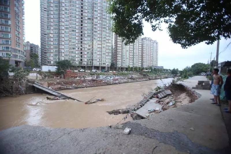  7月2日15时，被洪水冲垮在沩水中的振兴桥。