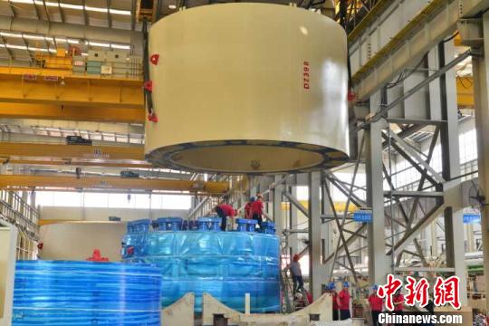盾构机在车间吊装。铁建重工供图