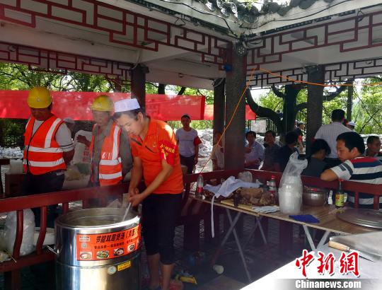 圖為來自長沙市各個蘭州拉面館的志願者為抗險人員做拉面。　盧文偉　攝