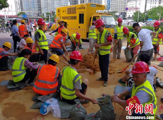 圖為愛心企業志願者堅守抗險一線。　盧文偉 攝
　　長沙湘江大堤發生險情後，長沙市各個蘭州拉面館的近百名工作人員自發組成團隊，於7月1日早晨開始到抗險一線當志願者。“考慮到險情危機，我們今天早上決定把拉面館搬到搶險一線，這樣一線抗險人員也能吃上熱騰騰的面。”馬維山說，我們都在這裏生活了10多年，長沙就是我們的第二故鄉；五十六個民族組成了祖國大家庭，一家有難我們就八方支援。
　　為暢通沿江道路，當日下午，抗險人員開始將道路上的築堤沙袋轉移。轉移沙袋的除武警戰士和各個愛心企業的志願者外，來自武漢工程科技學院的15個大學生面孔格外顯眼。